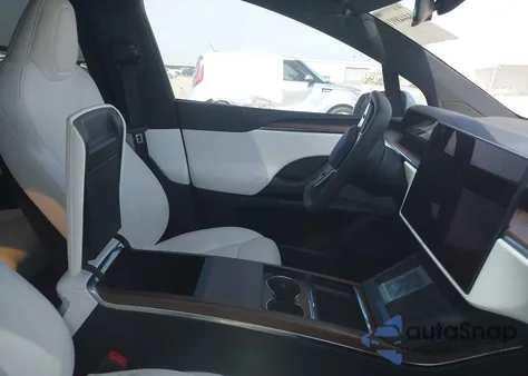 2023 Tesla Model X Dual Motor All-Wheel Drive/Standard Range z USA, uszkodzony, nr VIN 7SAXCBE50PF402413